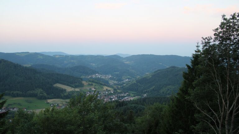 Dieses Bild zeigt eine Webcam-Aufnahme vom Achertal, aufgenommen am Freitag, den 19.06.2026 um 05:20 Uhr. Die Temperatur betrug 23.3°C.