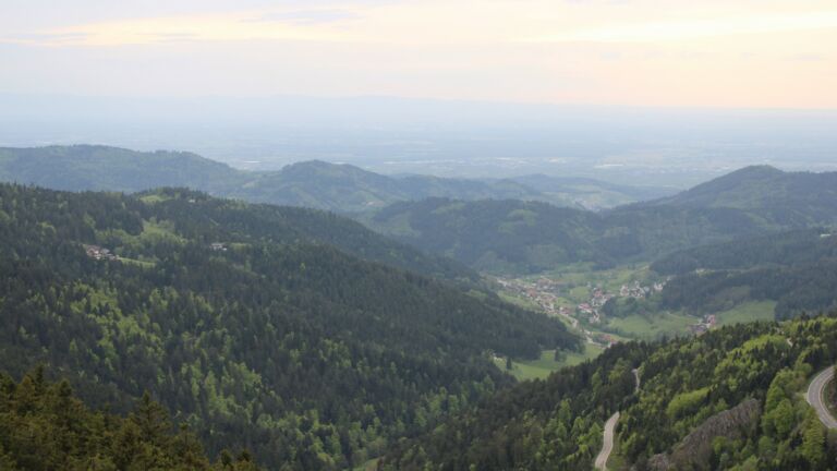 Dieses Bild zeigt eine Webcam-Aufnahme vom Achertal, aufgenommen am Dienstag, den 28.04.2026 um 18:50 Uhr. Die Temperatur betrug 13.6°C.