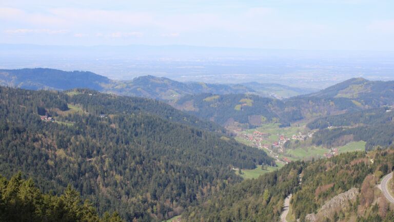 Dieses Bild zeigt eine Webcam-Aufnahme vom Achertal, aufgenommen am Freitag, den 17.04.2026 um 11:20 Uhr. Die Temperatur betrug 13.4°C.