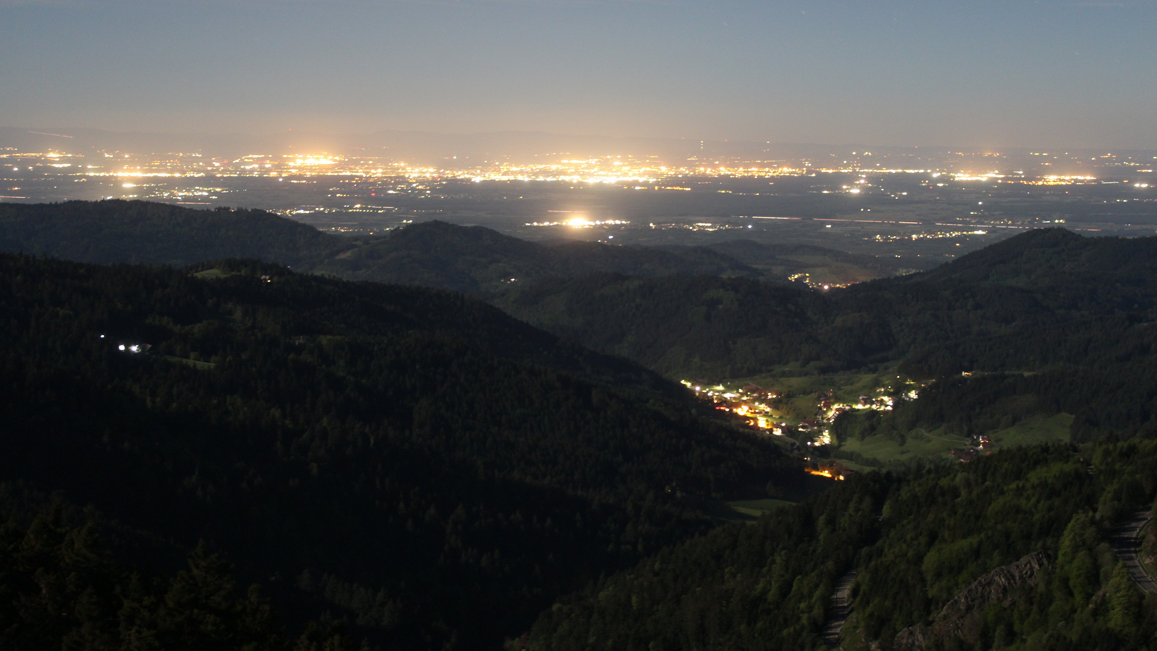 Dieses Bild zeigt eine Webcam-Aufnahme vom Achertal, aufgenommen am Freitag, den 01.05.2026 um 00:00 Uhr. Die Temperatur betrug 5.9°C.