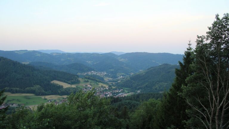 Dieses Bild zeigt eine Webcam-Aufnahme vom Achertal, aufgenommen am Samstag, den 27.06.2026 um 05:50 Uhr. Die Temperatur betrug 28.8°C.