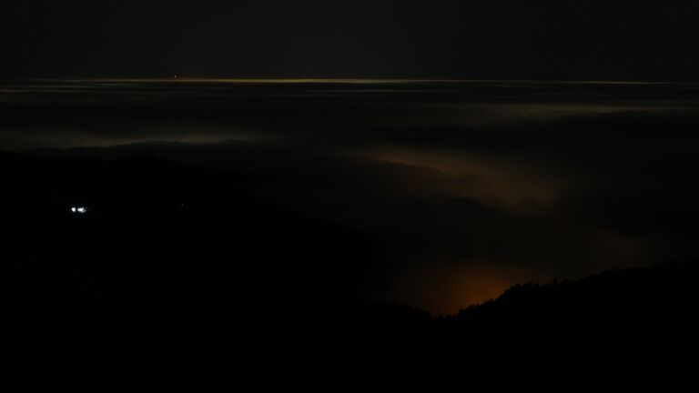 Dieses Bild zeigt eine Webcam-Aufnahme vom Achertal, aufgenommen am Dienstag, den 23.12.2025 um 03:30 Uhr. Die Temperatur betrug 7.5°C.