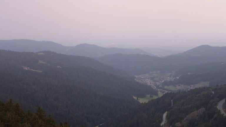 Dieses Bild zeigt eine Webcam-Aufnahme vom Achertal, aufgenommen am Mittwoch, den 20.08.2025 um 06:30 Uhr. Die Temperatur betrug 14.1°C.