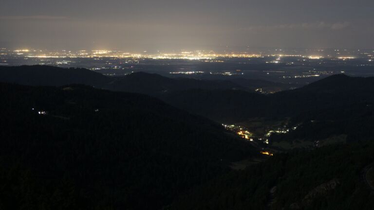 Dieses Bild zeigt eine Webcam-Aufnahme vom Achertal, aufgenommen am Dienstag, den 15.07.2025 um 02:30 Uhr. Die Temperatur betrug 16°C.