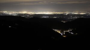 Dieses Bild zeigt eine Webcam-Aufnahme vom Achertal, aufgenommen am Freitag, den 16.01.2026 um 22:30 Uhr. Die Temperatur betrug 5.3°C.