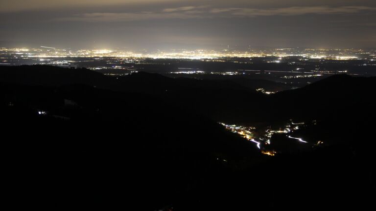 Dieses Bild zeigt eine Webcam-Aufnahme vom Achertal, aufgenommen am Freitag, den 16.01.2026 um 22:30 Uhr. Die Temperatur betrug 5.3°C.