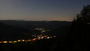 Dieses Bild zeigt eine Webcam-Aufnahme vom Achertal, aufgenommen am Mittwoch, den 27.05.2026 um 22:50 Uhr. Die Temperatur betrug 20.1°C.