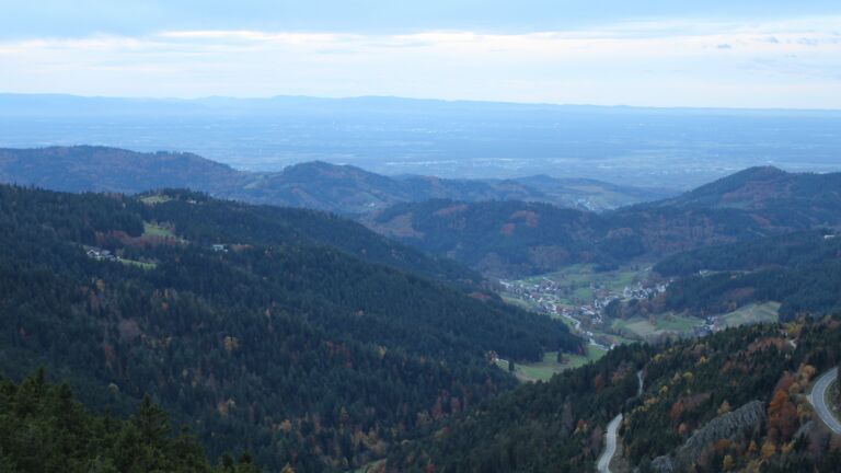 Dieses Bild zeigt eine Webcam-Aufnahme vom Achertal, aufgenommen am Mittwoch, den 29.10.2025 um 17:10 Uhr. Die Temperatur betrug 10.8°C.