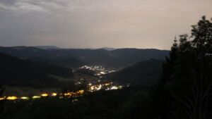 Dieses Bild zeigt eine Webcam-Aufnahme vom Achertal, aufgenommen am Montag, den 03.08.2026 um 04:40 Uhr. Die Temperatur betrug 24.9°C.