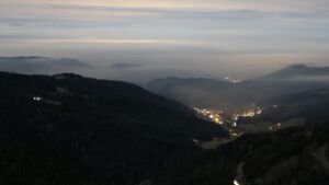 Dieses Bild zeigt eine Webcam-Aufnahme vom Achertal, aufgenommen am Mittwoch, den 03.12.2025 um 22:00 Uhr. Die Temperatur betrug 4.4°C.