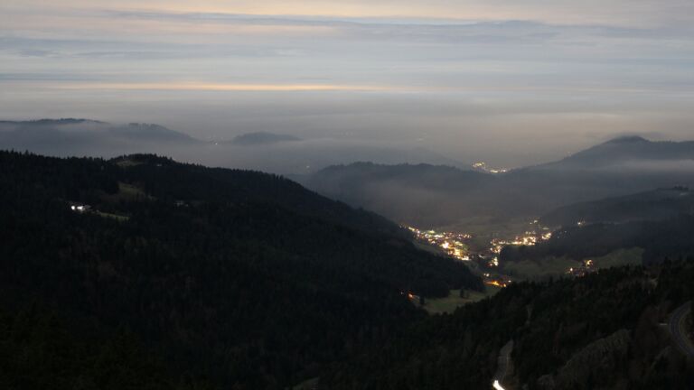 Dieses Bild zeigt eine Webcam-Aufnahme vom Achertal, aufgenommen am Mittwoch, den 03.12.2025 um 22:00 Uhr. Die Temperatur betrug 4.4°C.