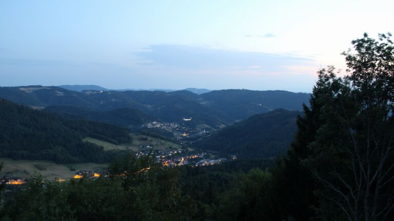 Dieses Bild zeigt eine Webcam-Aufnahme vom Achertal, aufgenommen am Freitag, den 14.08.2026 um 21:20 Uhr. Die Temperatur betrug 28.4°C.
