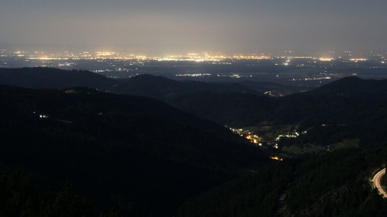 Dieses Bild zeigt eine Webcam-Aufnahme vom Achertal, aufgenommen am Sonntag, den 13.07.2025 um 03:40 Uhr. Die Temperatur betrug 15.5°C.