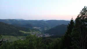 Dieses Bild zeigt eine Webcam-Aufnahme vom Achertal, aufgenommen am Freitag, den 22.05.2026 um 21:30 Uhr. Die Temperatur betrug 20.6°C.