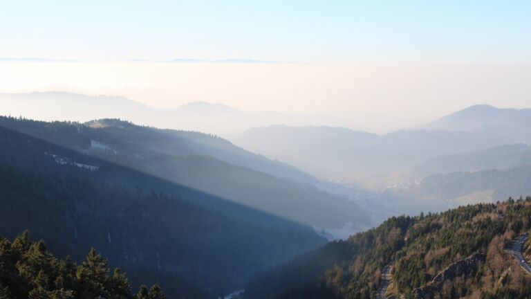 Dieses Bild zeigt eine Webcam-Aufnahme vom Achertal, aufgenommen am Samstag, den 27.12.2025 um 15:10 Uhr. Die Temperatur betrug 5.6°C.