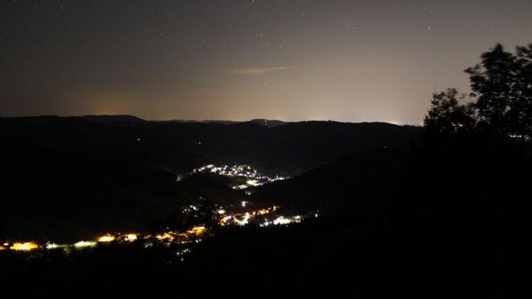 Dieses Bild zeigt eine Webcam-Aufnahme vom Achertal, aufgenommen am Samstag, den 15.08.2026 um 02:00 Uhr. Die Temperatur betrug 27.6°C.