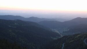 Dieses Bild zeigt eine Webcam-Aufnahme vom Achertal, aufgenommen am Mittwoch, den 29.04.2026 um 21:10 Uhr. Die Temperatur betrug 8.9°C.