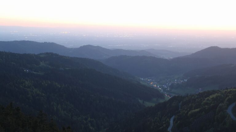 Dieses Bild zeigt eine Webcam-Aufnahme vom Achertal, aufgenommen am Mittwoch, den 29.04.2026 um 21:10 Uhr. Die Temperatur betrug 8.9°C.