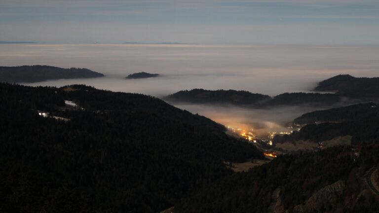 Dieses Bild zeigt eine Webcam-Aufnahme vom Achertal, aufgenommen am Donnerstag, den 05.02.2026 um 01:30 Uhr. Die Temperatur betrug 4.8°C.
