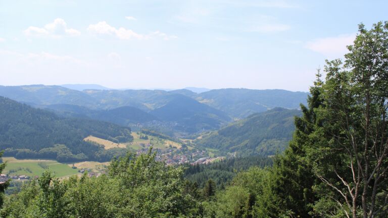 Dieses Bild zeigt eine Webcam-Aufnahme vom Achertal, aufgenommen am Freitag, den 26.06.2026 um 13:40 Uhr. Die Temperatur betrug 33.9°C.