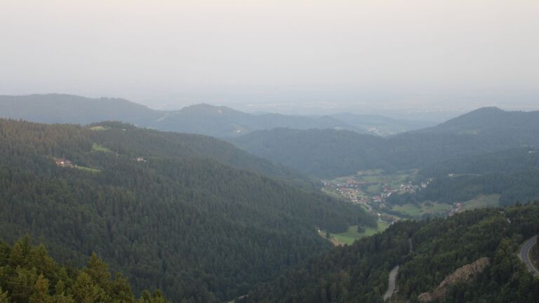 Dieses Bild zeigt eine Webcam-Aufnahme vom Achertal, aufgenommen am Donnerstag, den 14.08.2025 um 06:50 Uhr. Die Temperatur betrug 19.8°C.
