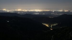 Dieses Bild zeigt eine Webcam-Aufnahme vom Achertal, aufgenommen am Sonntag, den 26.04.2026 um 00:00 Uhr. Die Temperatur betrug 10.9°C.