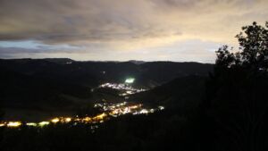 Dieses Bild zeigt eine Webcam-Aufnahme vom Achertal, aufgenommen am Freitag, den 28.08.2026 um 21:30 Uhr. Die Temperatur betrug 17.6°C.