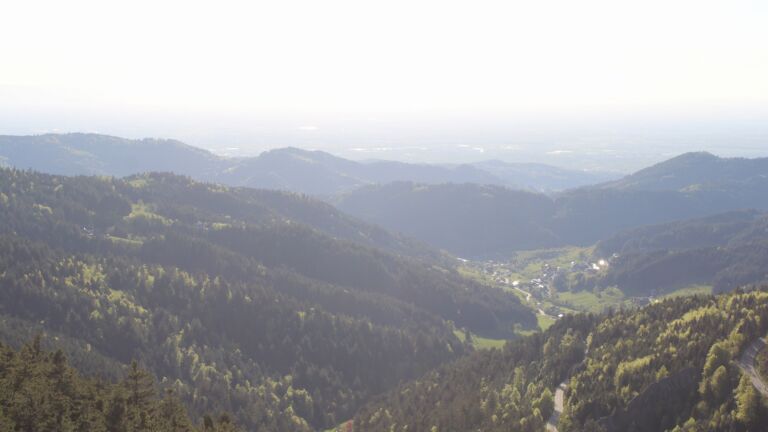 Dieses Bild zeigt eine Webcam-Aufnahme vom Achertal, aufgenommen am Freitag, den 24.04.2026 um 18:50 Uhr. Die Temperatur betrug 13.7°C.