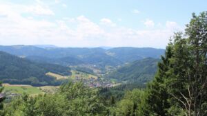 Dieses Bild zeigt eine Webcam-Aufnahme vom Achertal, aufgenommen am Mittwoch, den 01.07.2026 um 13:40 Uhr. Die Temperatur betrug 21.6°C.