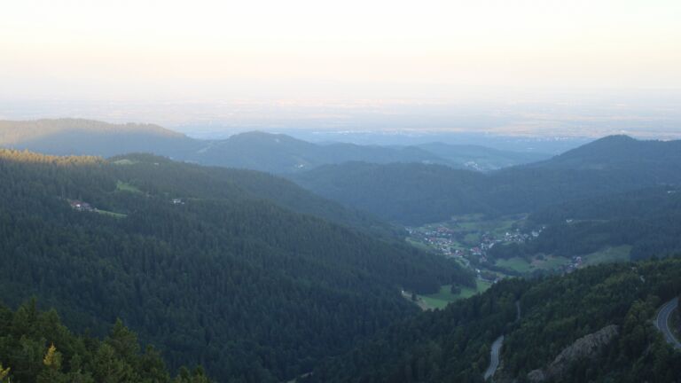 Dieses Bild zeigt eine Webcam-Aufnahme vom Achertal, aufgenommen am Montag, den 18.08.2025 um 06:50 Uhr. Die Temperatur betrug 13.2°C.
