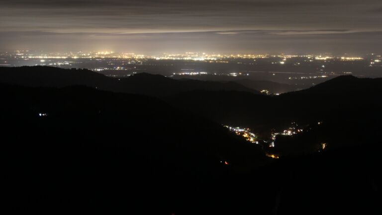 Dieses Bild zeigt eine Webcam-Aufnahme vom Achertal, aufgenommen am Samstag, den 20.12.2025 um 05:30 Uhr. Die Temperatur betrug 5.4°C.