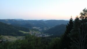 Dieses Bild zeigt eine Webcam-Aufnahme vom Achertal, aufgenommen am Dienstag, den 28.07.2026 um 21:30 Uhr. Die Temperatur betrug 23.9°C.
