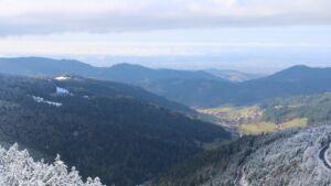 Dieses Bild zeigt eine Webcam-Aufnahme vom Achertal, aufgenommen am Donnerstag, den 27.11.2025 um 12:10 Uhr. Die Temperatur betrug -0.9°C.