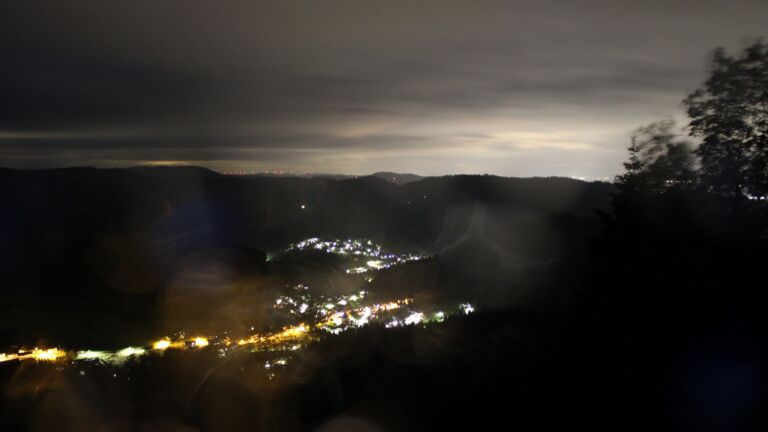Dieses Bild zeigt eine Webcam-Aufnahme vom Achertal, aufgenommen am Freitag, den 12.06.2026 um 23:30 Uhr. Die Temperatur betrug 13.1°C.