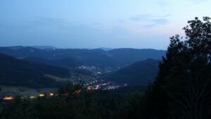 Dieses Bild zeigt eine Webcam-Aufnahme vom Achertal, aufgenommen am Sonntag, den 16.08.2026 um 21:20 Uhr. Die Temperatur betrug 23.6°C.