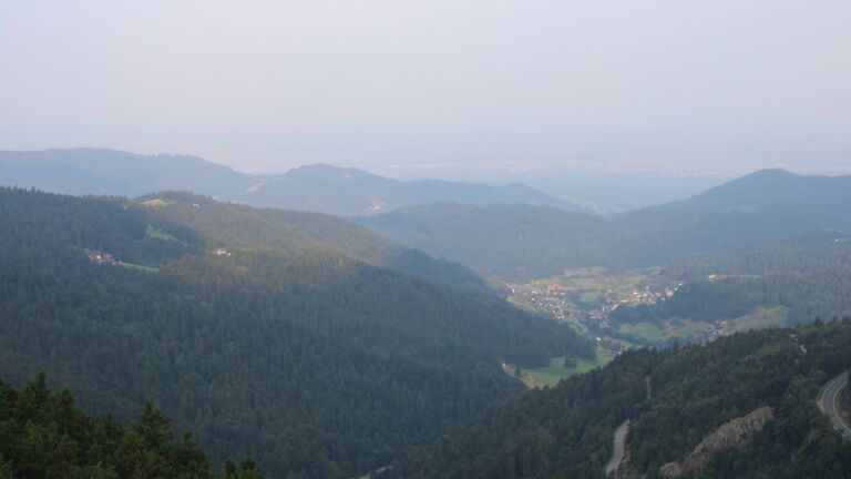 Dieses Bild zeigt eine Webcam-Aufnahme vom Achertal, aufgenommen am Samstag, den 16.08.2025 um 08:10 Uhr. Die Temperatur betrug 22°C.