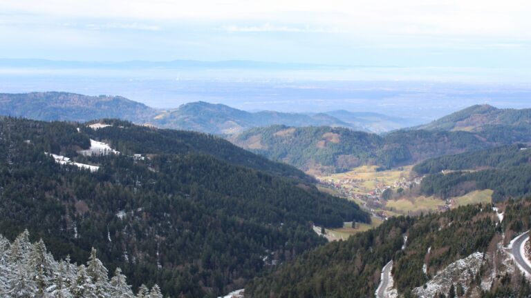 Dieses Bild zeigt eine Webcam-Aufnahme vom Achertal, aufgenommen am Dienstag, den 27.01.2026 um 12:30 Uhr. Die Temperatur betrug 4.4°C.