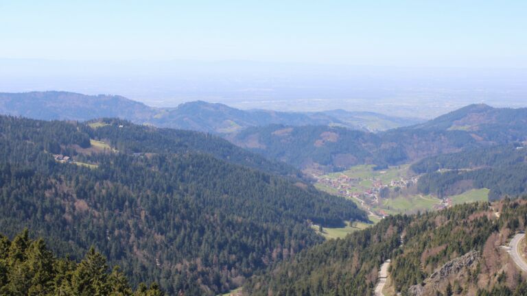 Dieses Bild zeigt eine Webcam-Aufnahme vom Achertal, aufgenommen am Dienstag, den 07.04.2026 um 13:50 Uhr. Die Temperatur betrug 13.6°C.