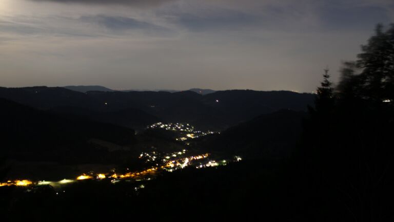 Dieses Bild zeigt eine Webcam-Aufnahme vom Achertal, aufgenommen am Freitag, den 26.06.2026 um 23:30 Uhr. Die Temperatur betrug 29.6°C.