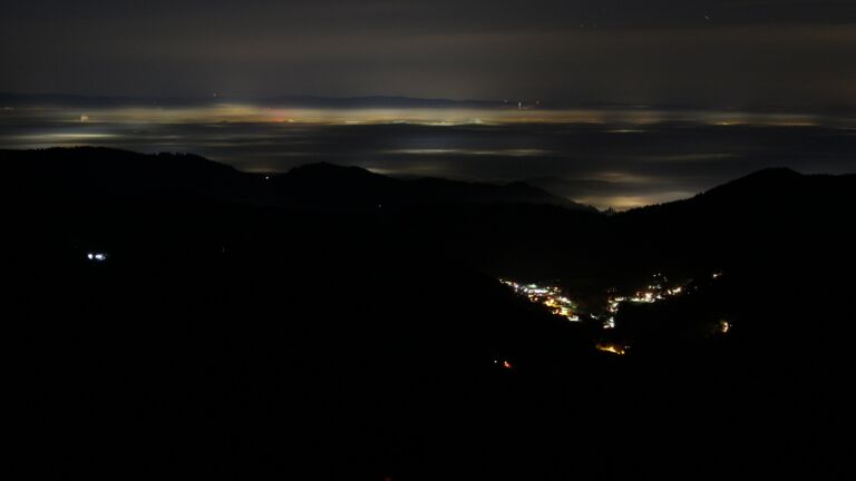 Dieses Bild zeigt eine Webcam-Aufnahme vom Achertal, aufgenommen am Dienstag, den 16.12.2025 um 05:30 Uhr. Die Temperatur betrug 9.5°C.