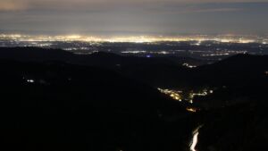 Dieses Bild zeigt eine Webcam-Aufnahme vom Achertal, aufgenommen am Freitag, den 31.10.2025 um 22:00 Uhr. Die Temperatur betrug 10.6°C.