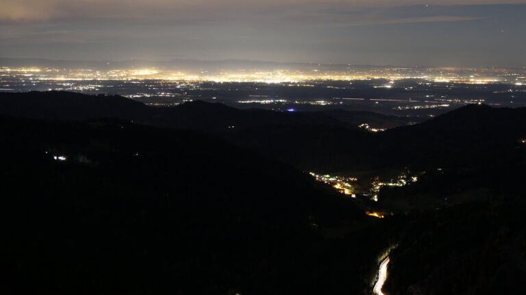 Dieses Bild zeigt eine Webcam-Aufnahme vom Achertal, aufgenommen am Freitag, den 31.10.2025 um 22:00 Uhr. Die Temperatur betrug 10.6°C.