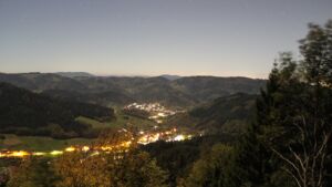 Dieses Bild zeigt eine Webcam-Aufnahme vom Achertal, aufgenommen am Freitag, den 30.10.2026 um 03:30 Uhr. Die Temperatur betrug 4.9°C.