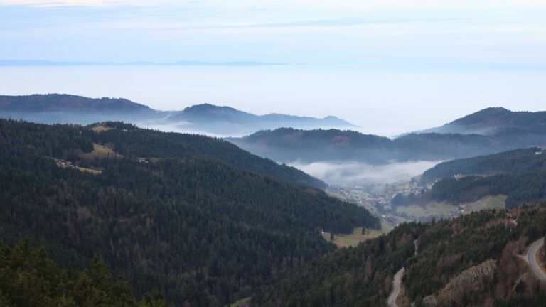 Dieses Bild zeigt eine Webcam-Aufnahme vom Achertal, aufgenommen am Dienstag, den 16.12.2025 um 09:00 Uhr. Die Temperatur betrug 9.4°C.