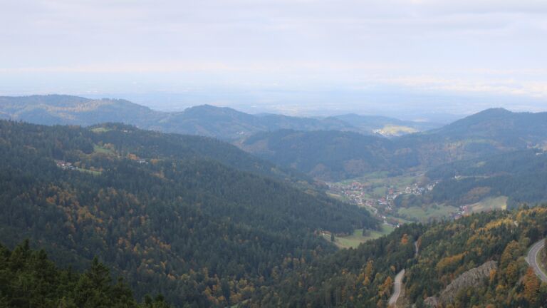 Dieses Bild zeigt eine Webcam-Aufnahme vom Achertal, aufgenommen am Sonntag, den 12.10.2025 um 10:30 Uhr. Die Temperatur betrug 7°C.
