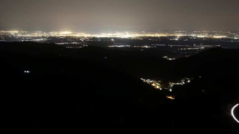 Dieses Bild zeigt eine Webcam-Aufnahme vom Achertal, aufgenommen am Donnerstag, den 13.11.2025 um 22:00 Uhr. Die Temperatur betrug 15.2°C.