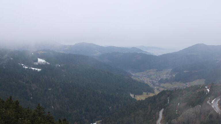 Dieses Bild zeigt eine Webcam-Aufnahme vom Achertal, aufgenommen am Sonntag, den 01.02.2026 um 11:30 Uhr. Die Temperatur betrug 2.4°C.