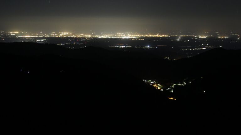Dieses Bild zeigt eine Webcam-Aufnahme vom Achertal, aufgenommen am Mittwoch, den 25.06.2025 um 01:30 Uhr. Die Temperatur betrug 17.9°C.