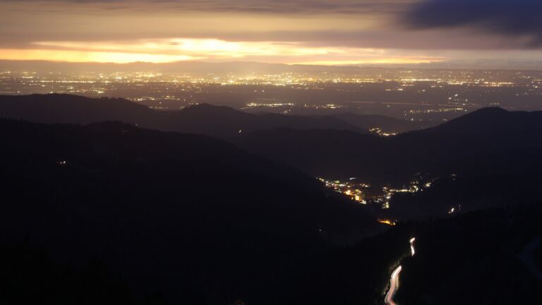 Dieses Bild zeigt eine Webcam-Aufnahme vom Achertal, aufgenommen am Samstag, den 15.11.2025 um 17:40 Uhr. Die Temperatur betrug 8.6°C.