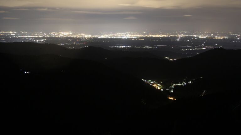 Dieses Bild zeigt eine Webcam-Aufnahme vom Achertal, aufgenommen am Samstag, den 13.09.2025 um 22:00 Uhr. Die Temperatur betrug 10.9°C.